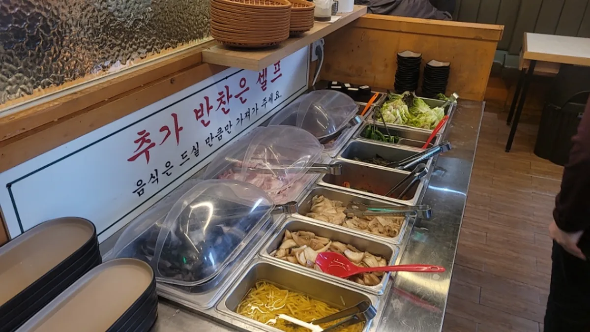 손질된 민물장어 무한리필 접시