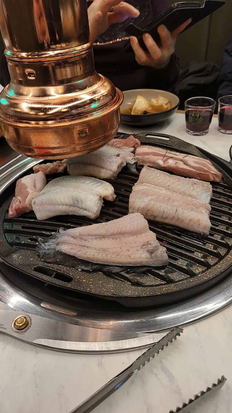 불판 위에서 구워지는 민물장어