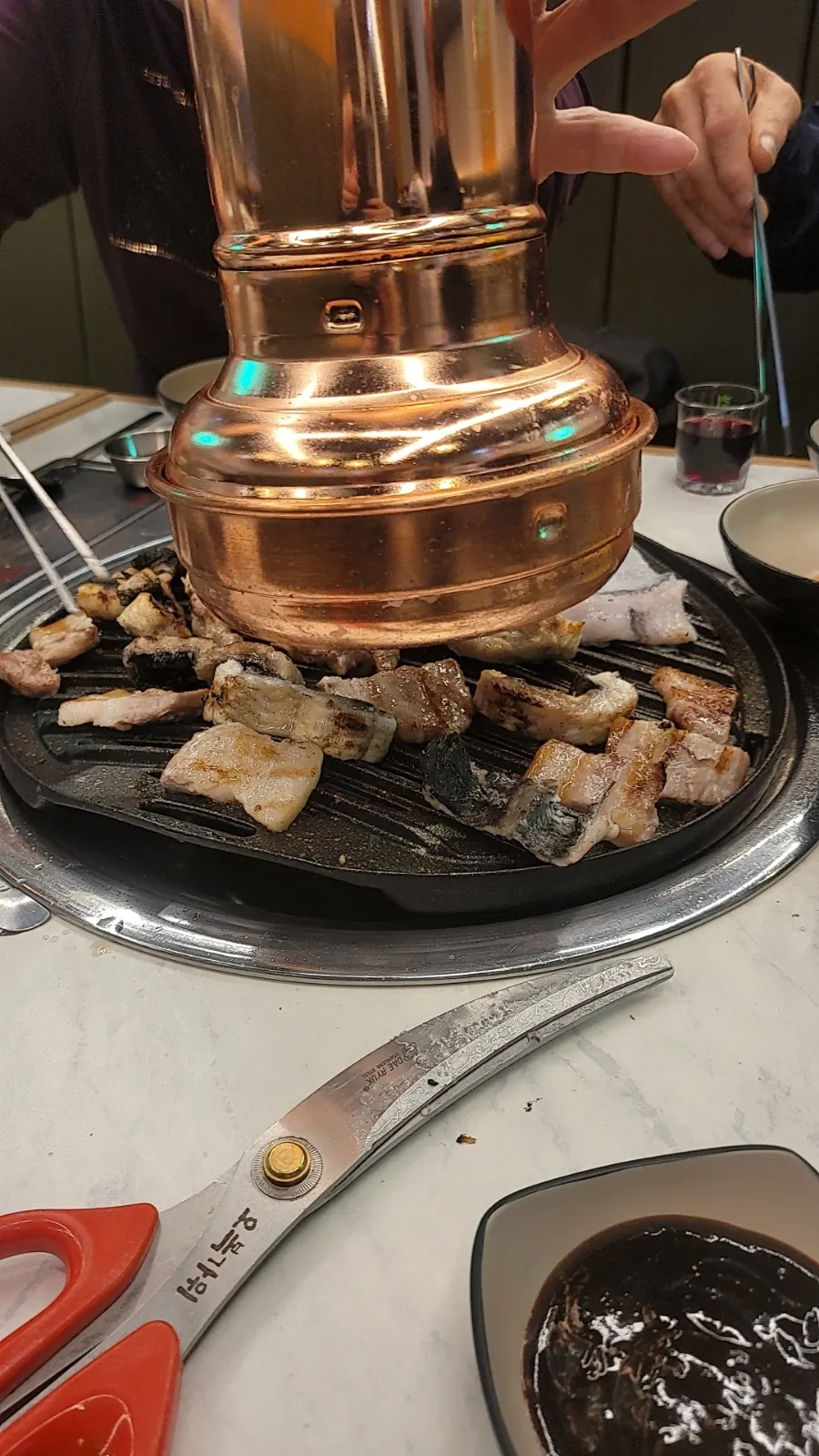 겉이 바삭하게 구워진 민물장어
