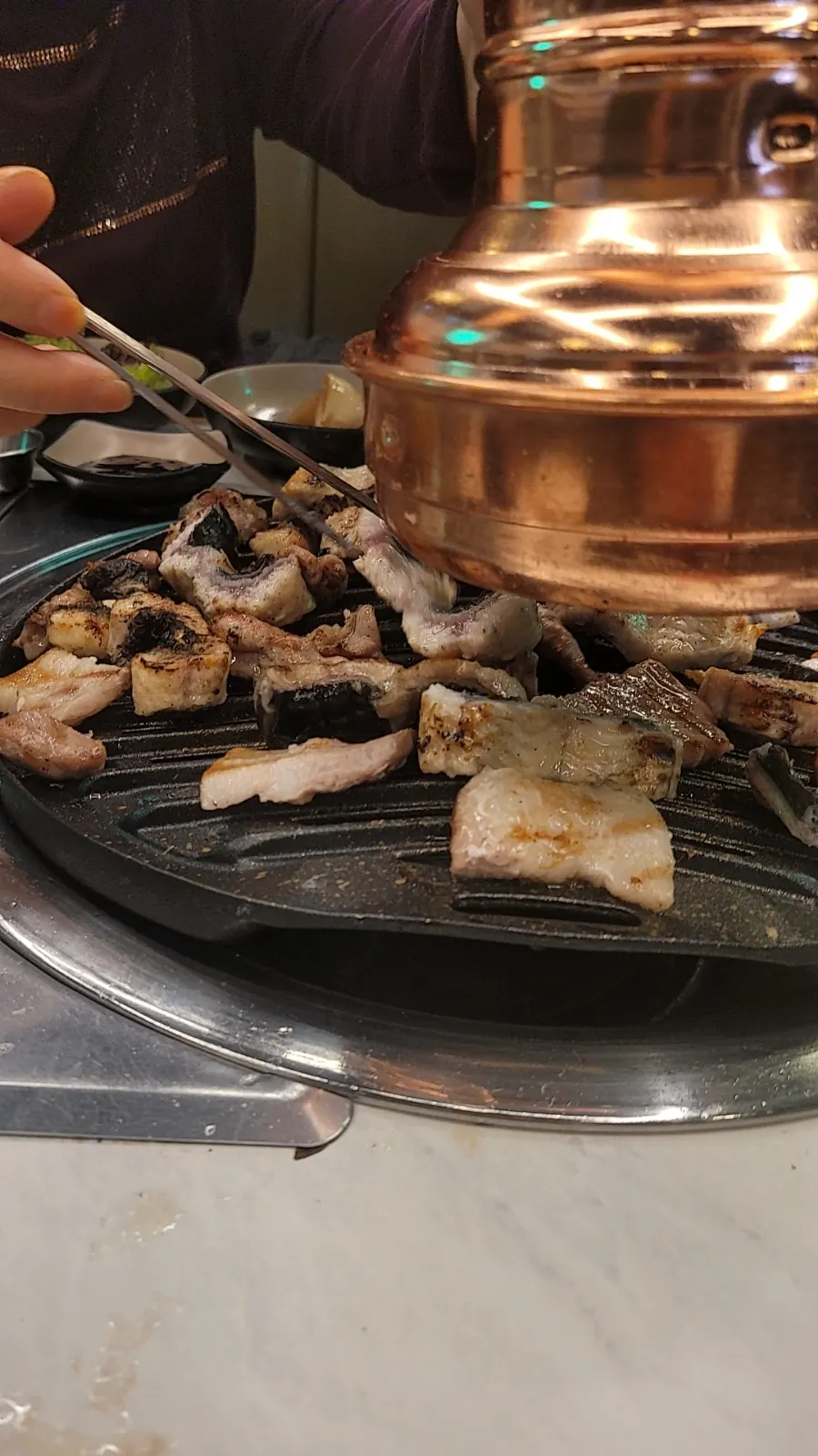 민물장어와 복장어를 함께 올린 불판