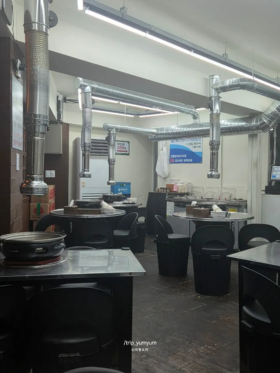 Interior of Songnim Bok Jangeo Seongsu on a weekday evening