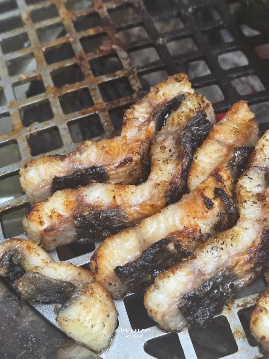 Leftover grilled food and drinks on the grill plate