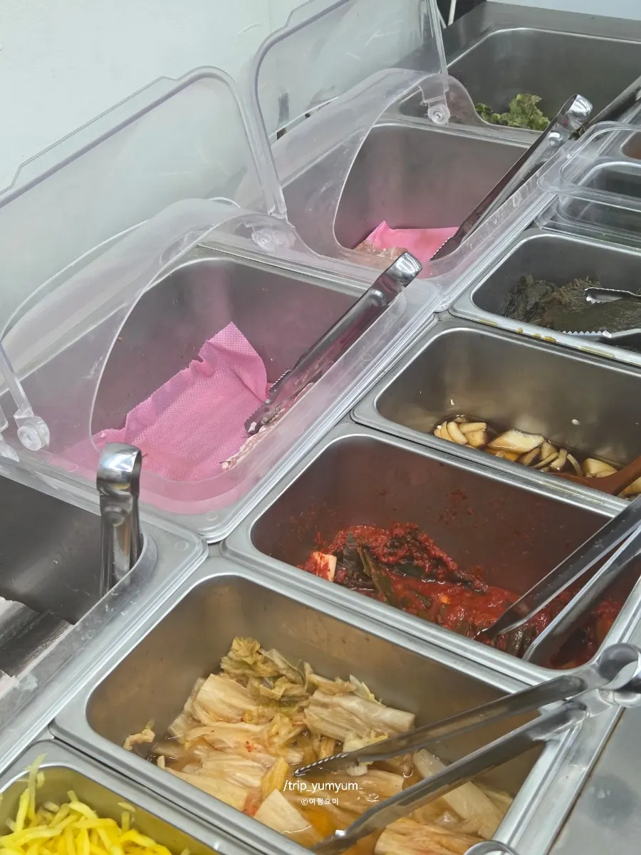 Self-bar for grabbing extra meat and side dishes