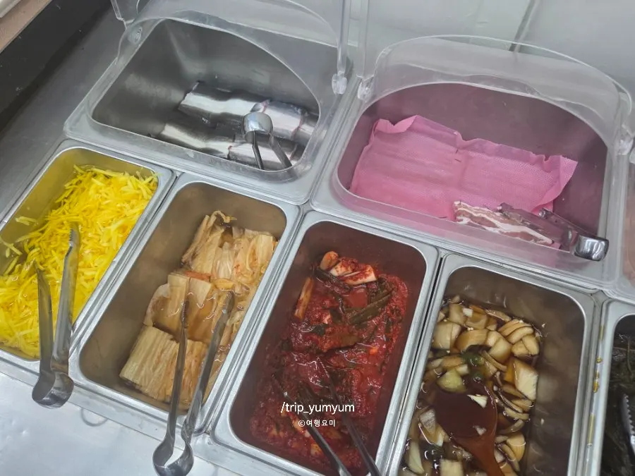 Neatly stocked side dish section of the self-bar