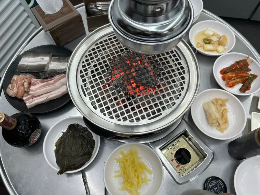 Self-serve bar where you can grab meat yourself