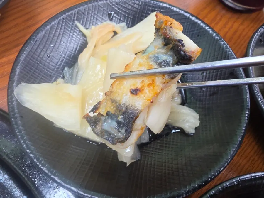 Side dishes including baek-kimchi and pa-kimchi