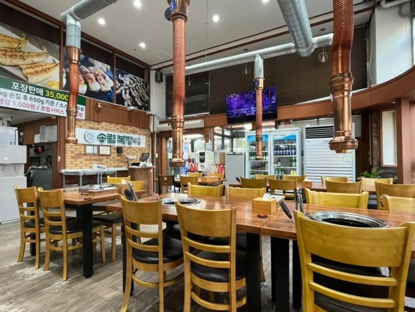Spacious dining hall inside Songrim Bok Jangeo Jeongwang Direct Branch