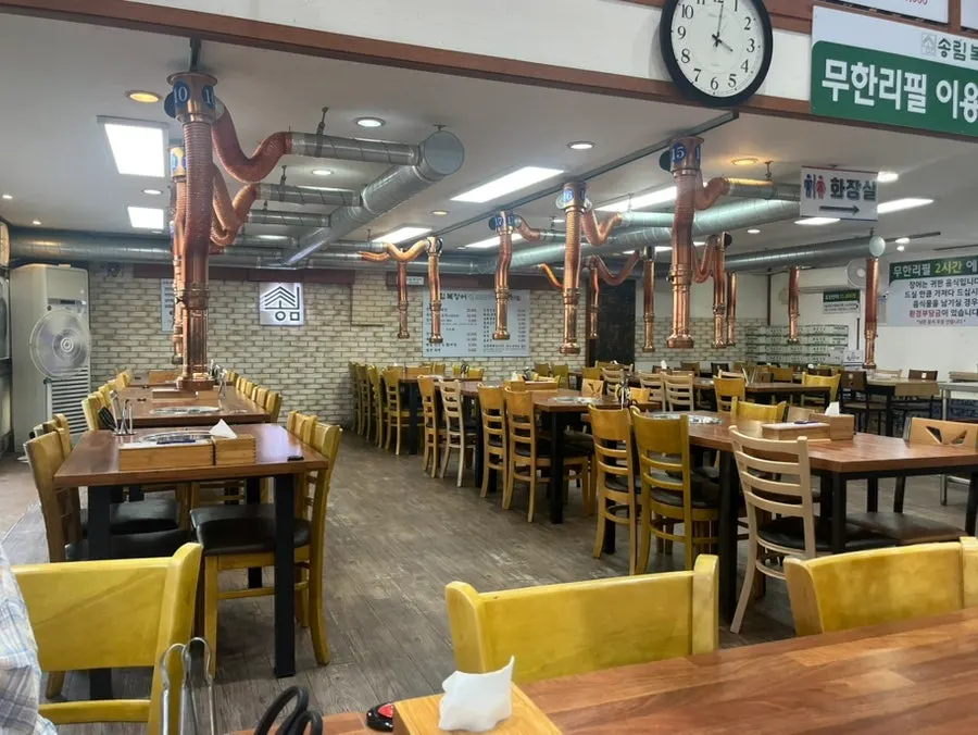 Long, vertically arranged aisle and tables in the restaurant