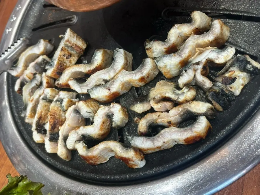 Golden-browned color of grilled eel