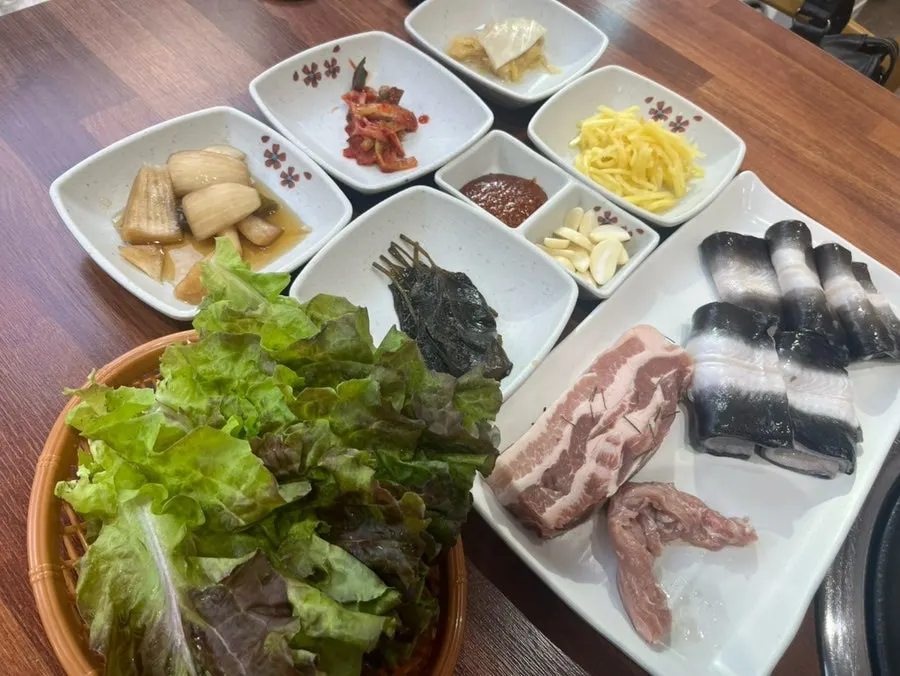 Grilled eel ready to be wrapped in lettuce