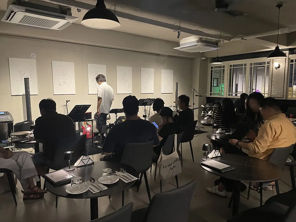 깔끔하게 정돈된 알레그로 매장 내부