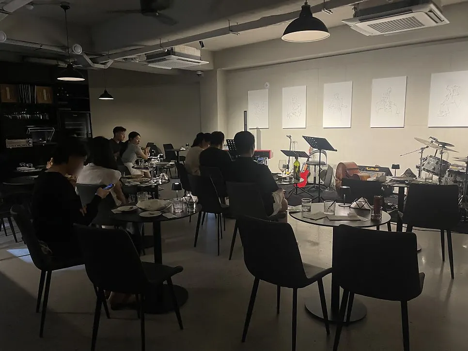 촉촉하게 썰린 수비드 목살 스테이크 단면