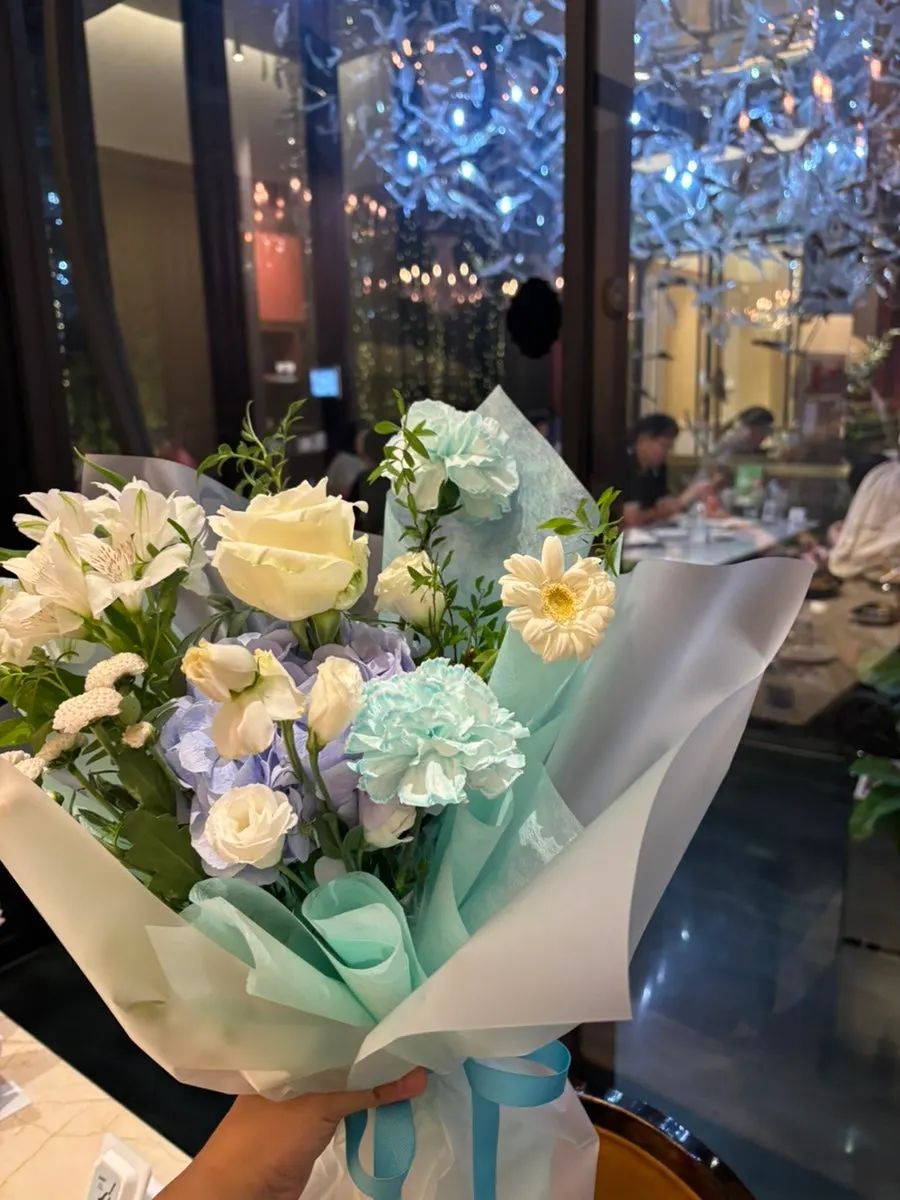 완성 꽃다발과 매장 포토존