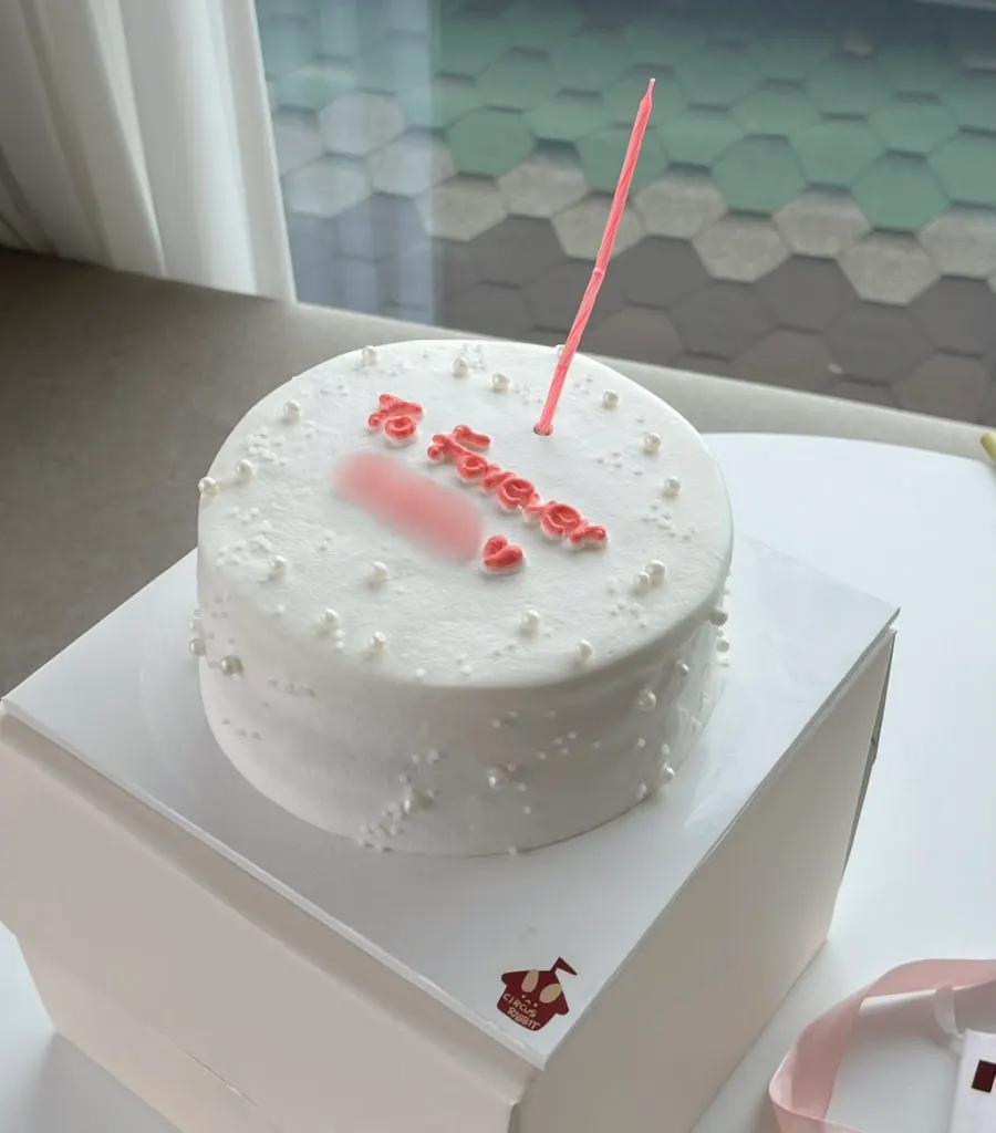 The picked-up cake box