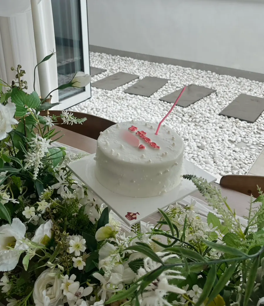 Outdoor photo holding the cake