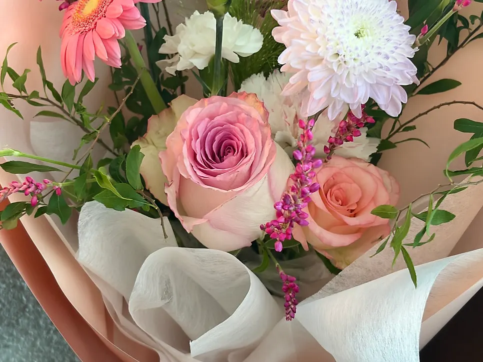 Combination of main and supporting flowers