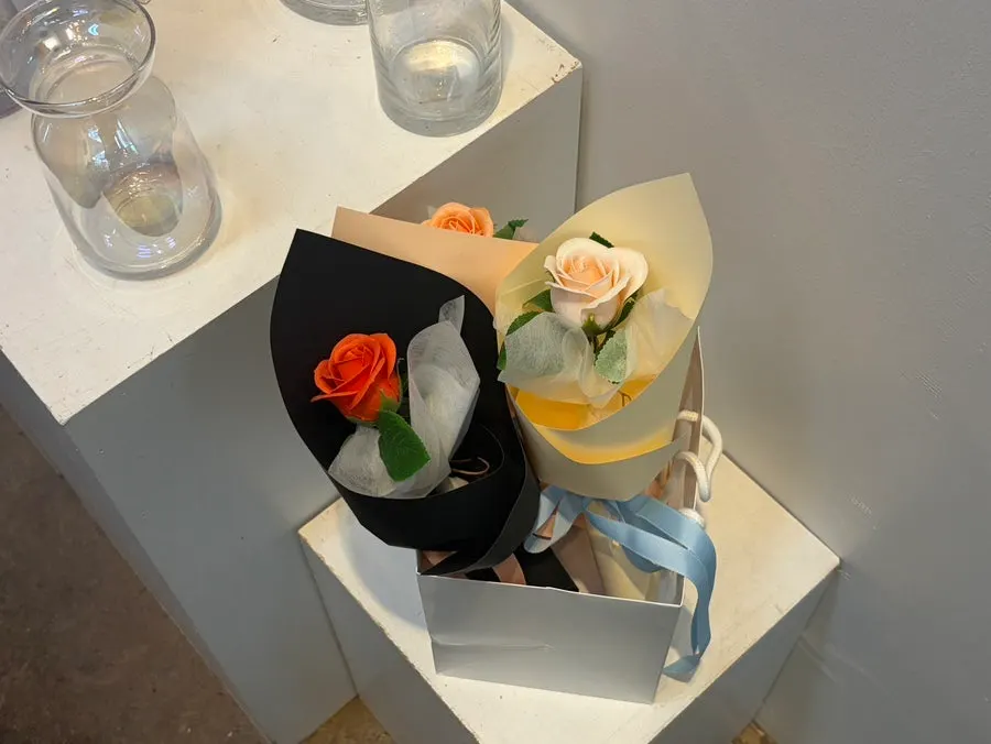 Single-stem flowers and gift products
