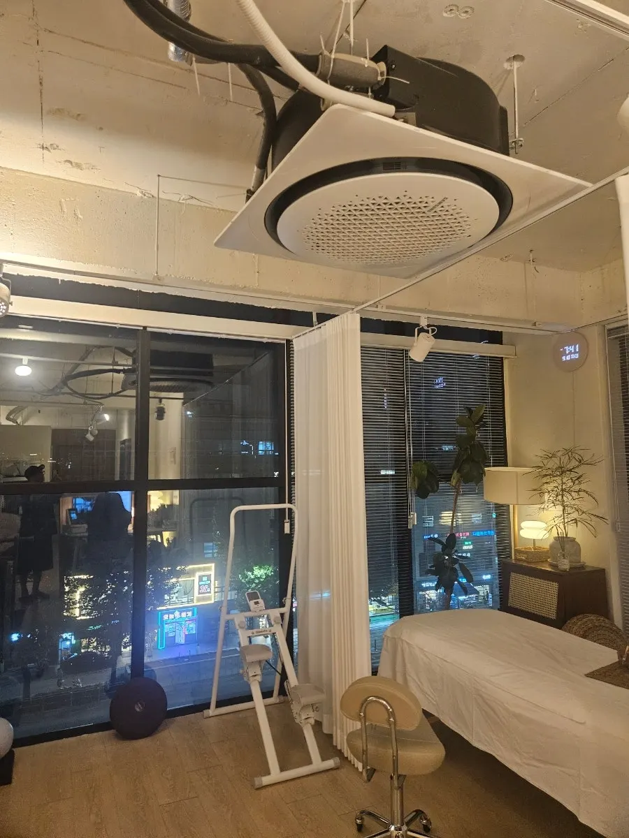정돈된 인테리어와 창밖 야경 관련 사진