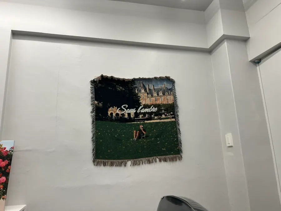 소품으로 꾸며진 헤어숍 내부