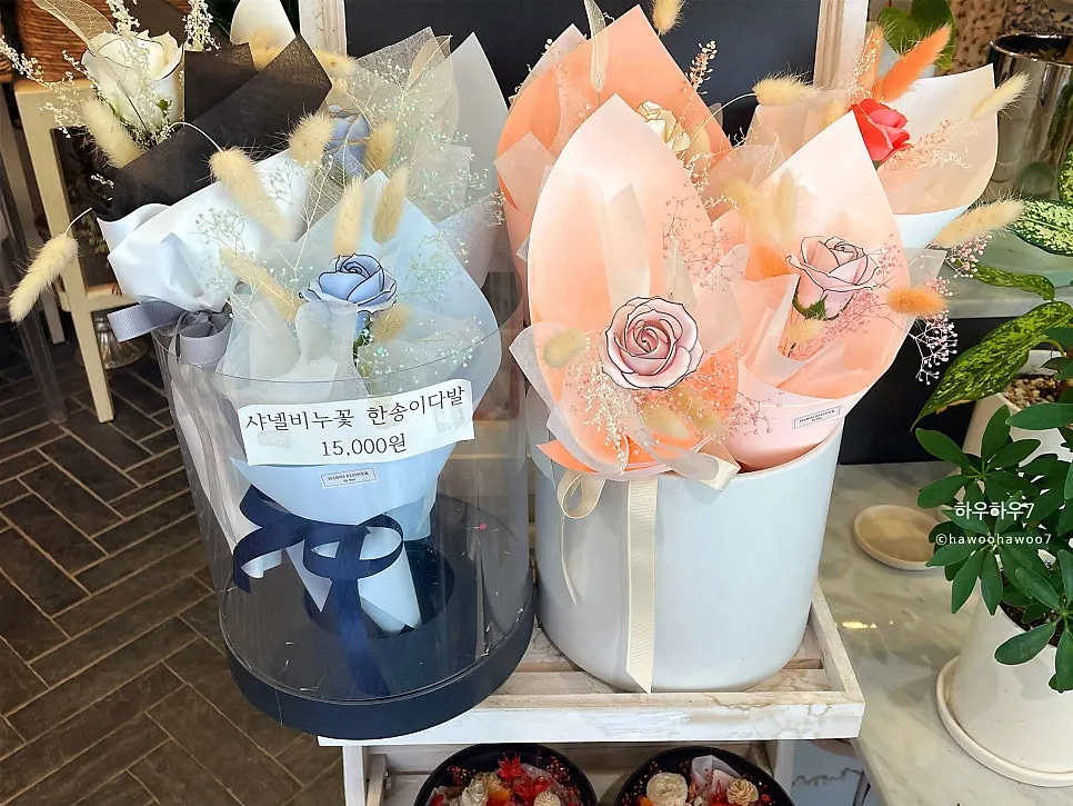 개방감 있는 꽃집 내부 전경