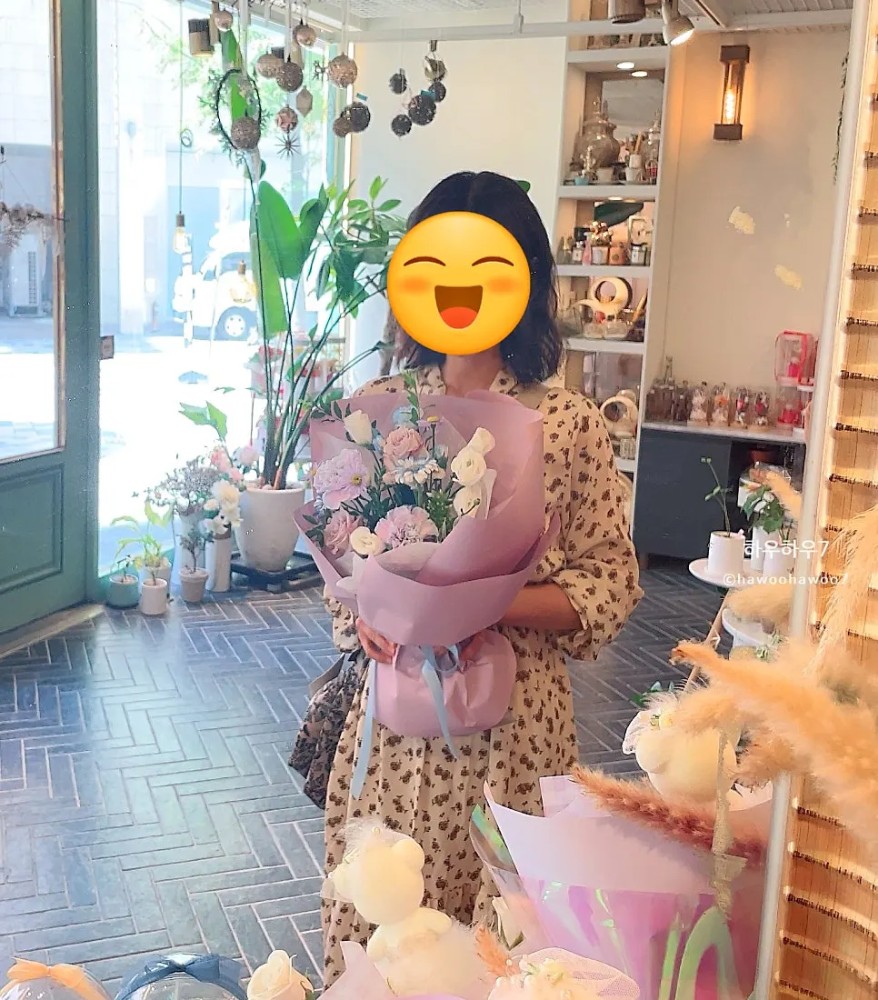 꽃다발을 들고 찍은 세로 사진