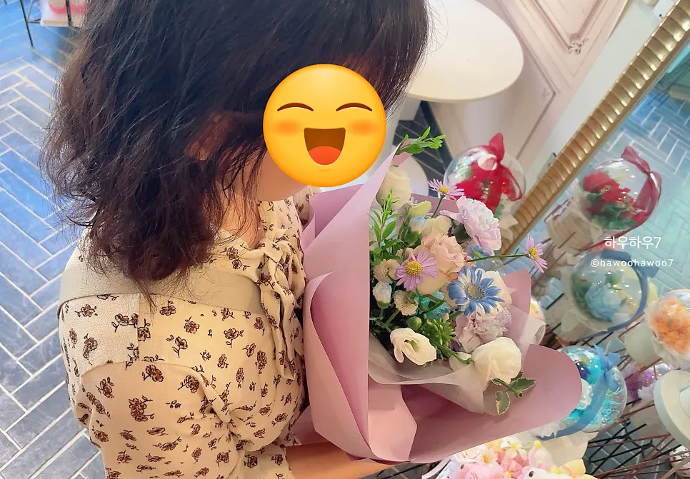 연보라 장미와 푸른빛 꽃의 조화