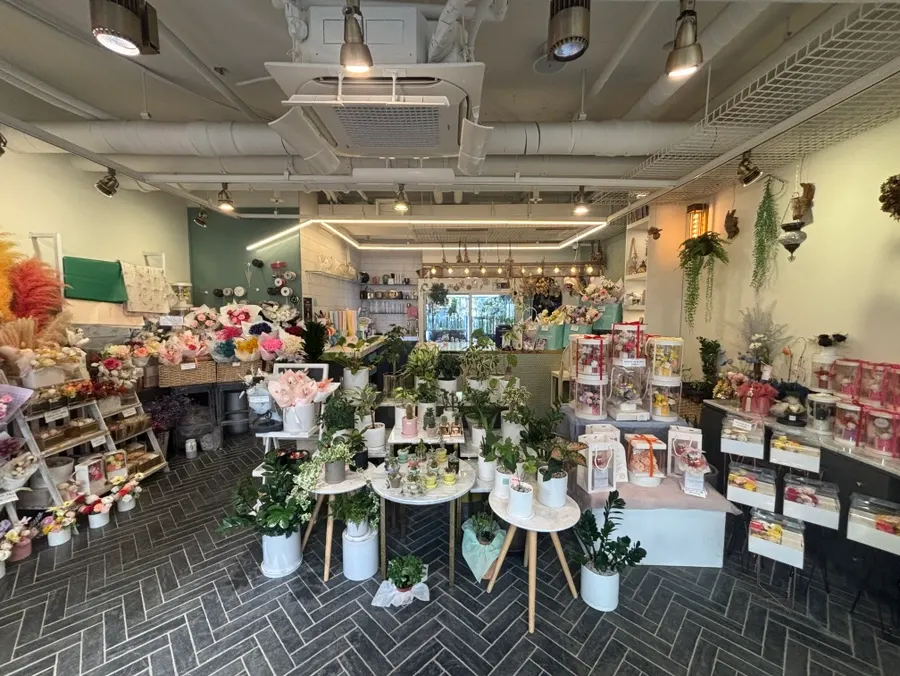 Interior view of Habio Flower by Su