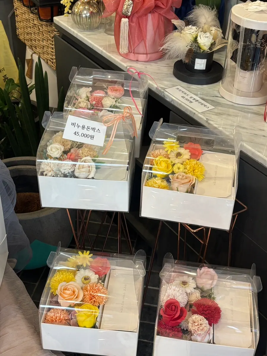 Vases and gift item corner