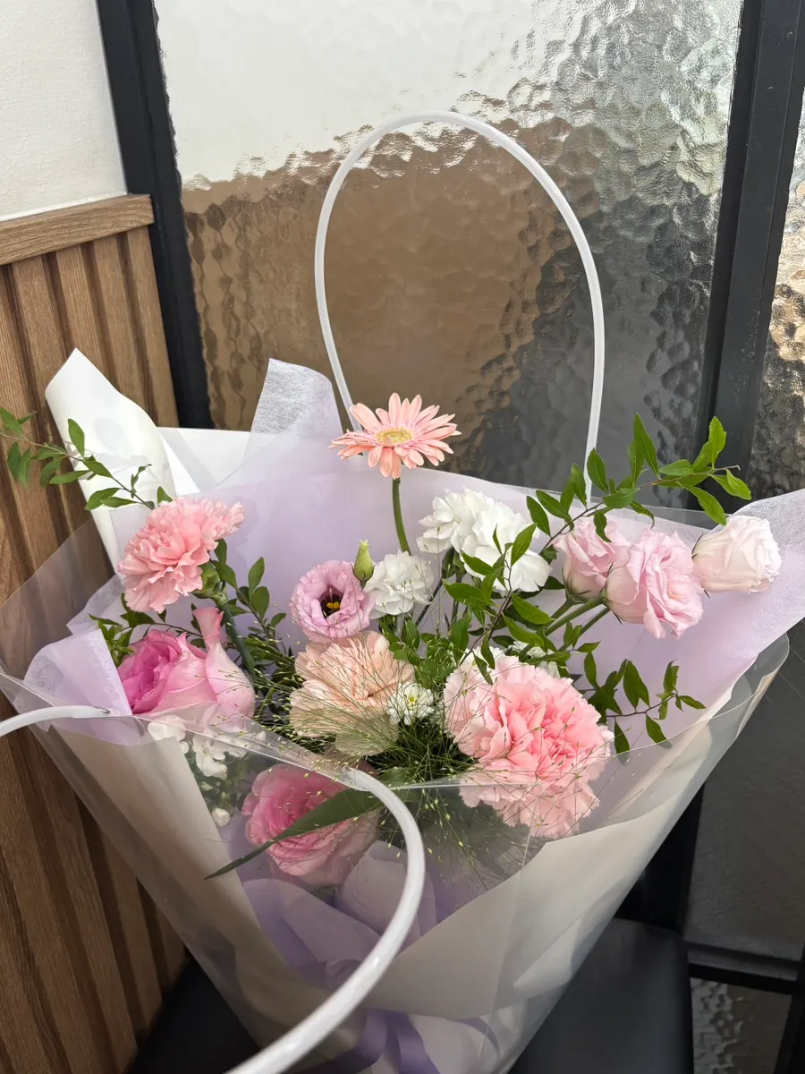 Bouquet blending deep pink through ivory