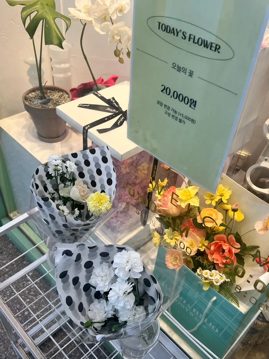 매장 입구에 준비된 오늘의 꽃 2만원 꽃다발