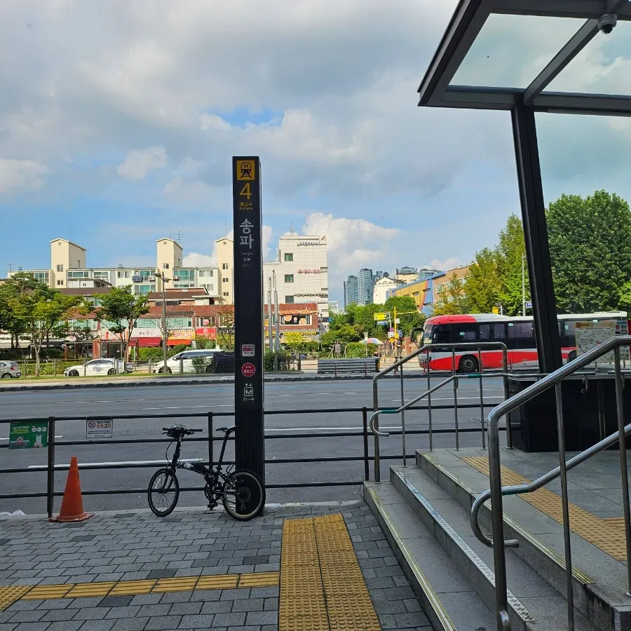 Sidewalk and buildings near Songpa Station