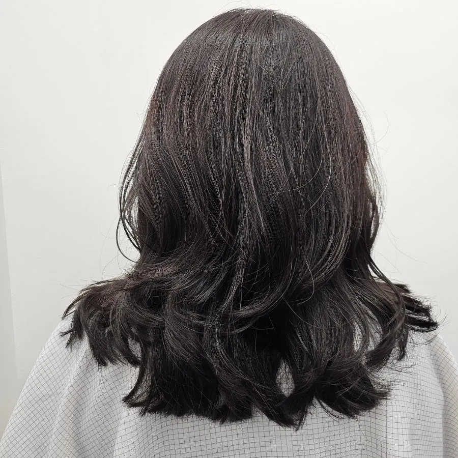 Finished mid-length wavy hairstyle
