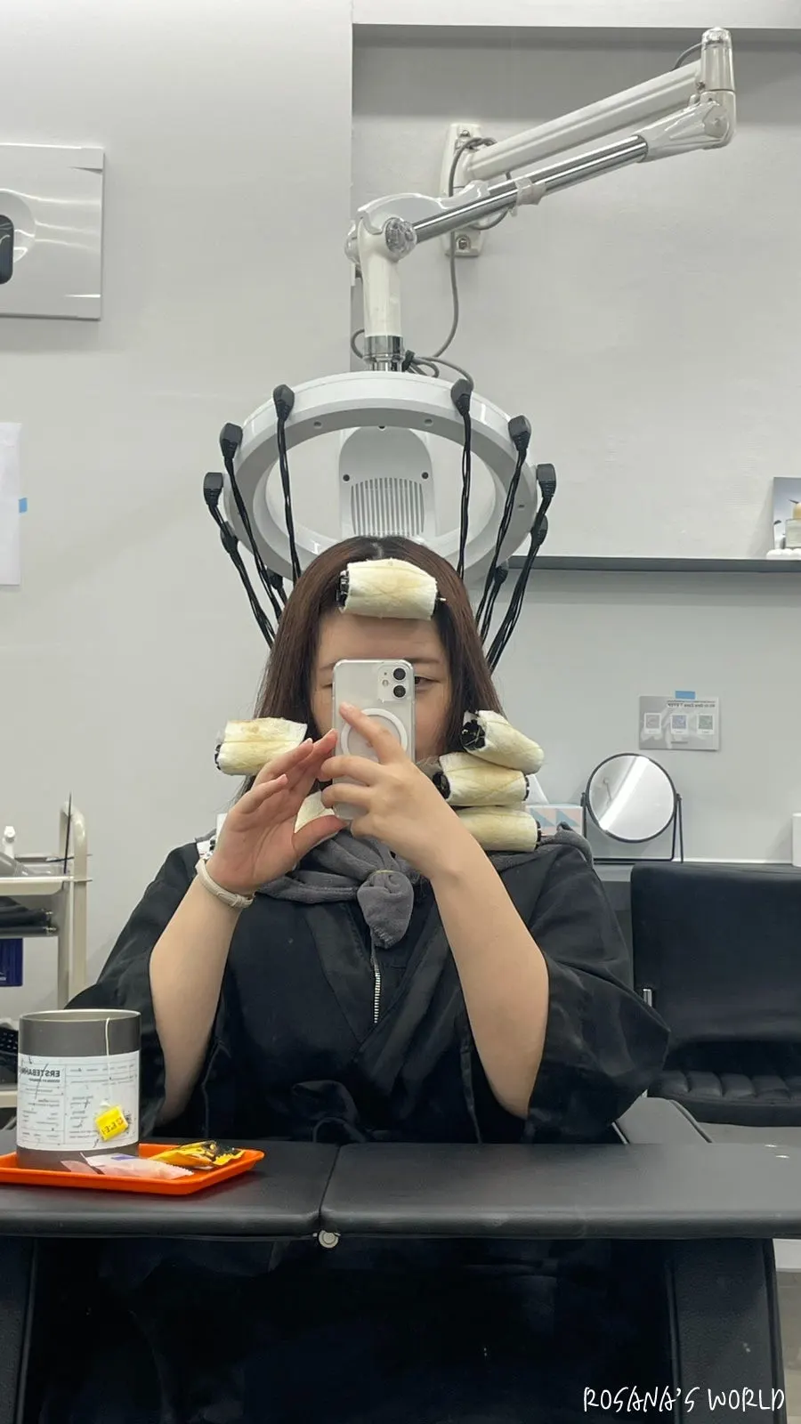 펌 기계로 컬을 넣는 시술 장면