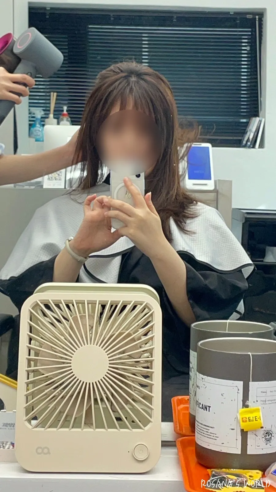 원장님이 드라이로 머리를 말려주는 모습