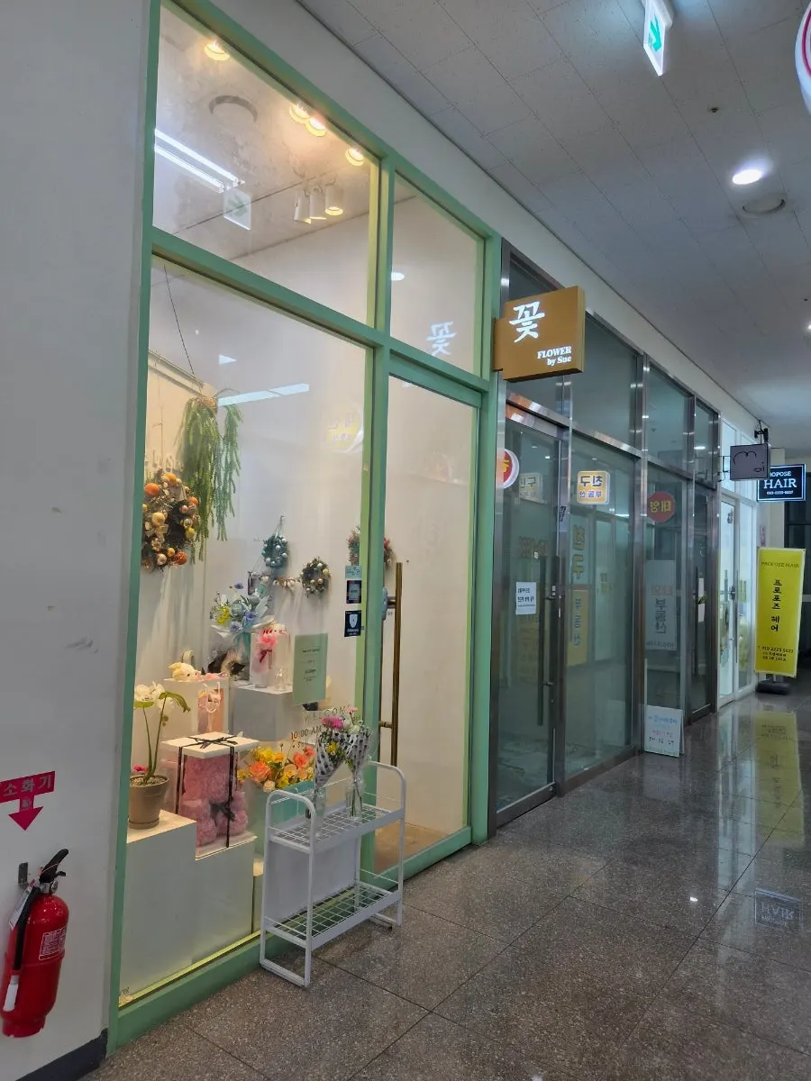 Flower shop location in Helio City Building B