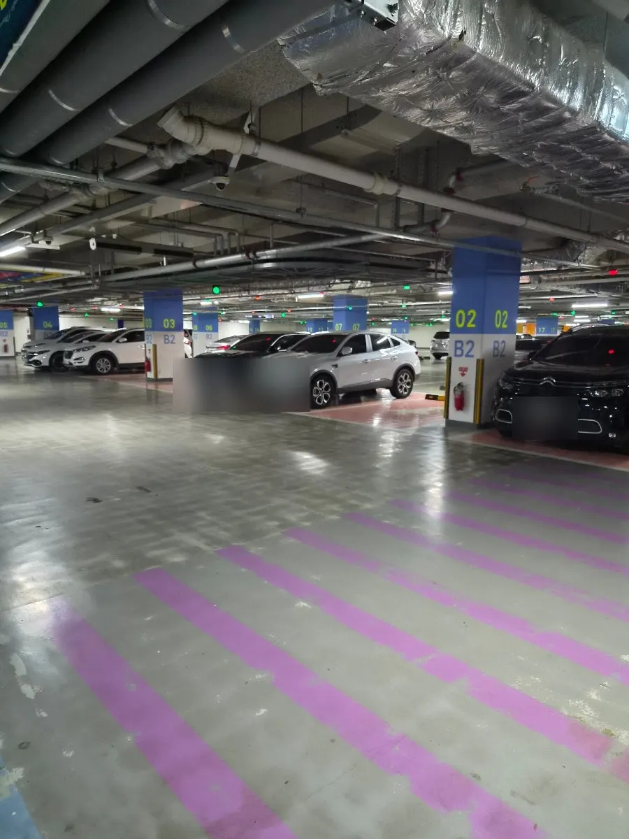 Convenient shopping-complex parking for bouquet pickup