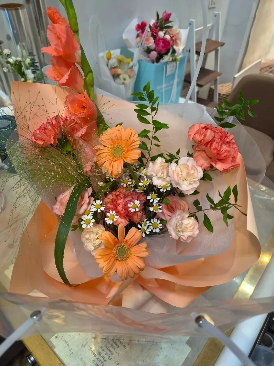 Peach-orange toned bouquet