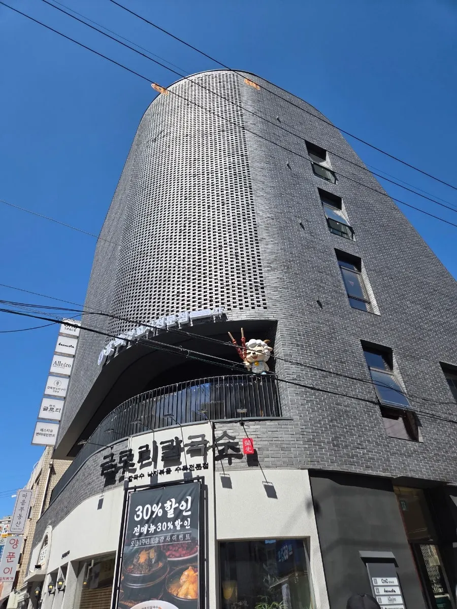 송파나루역 인근 알레그로가 있는 벽돌건물 외관