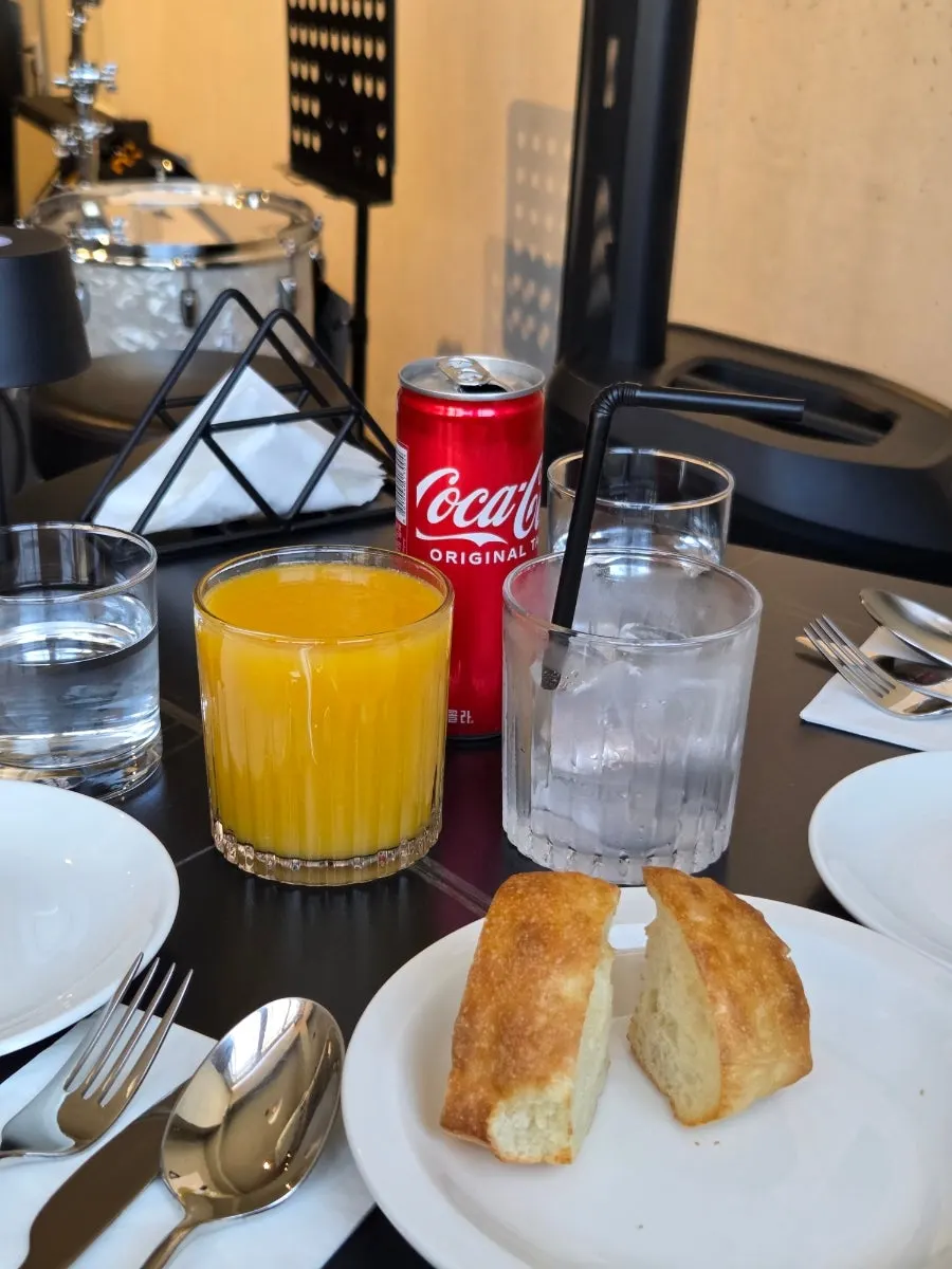 피아노와 드럼이 놓인 알레그로 재즈 무대
