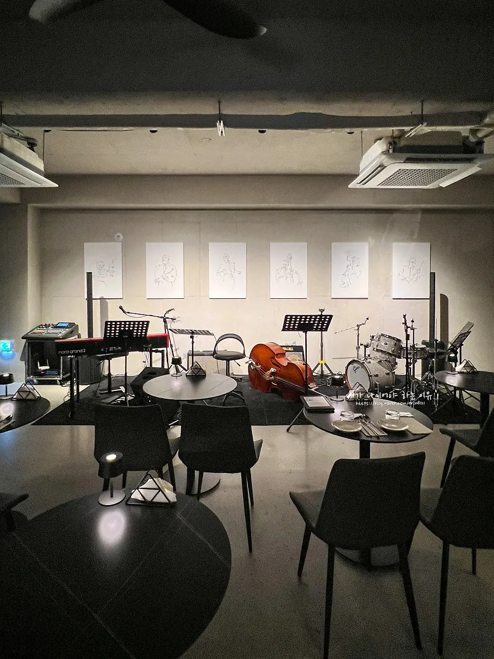 Interior del local con vista al escenario del show de jazz