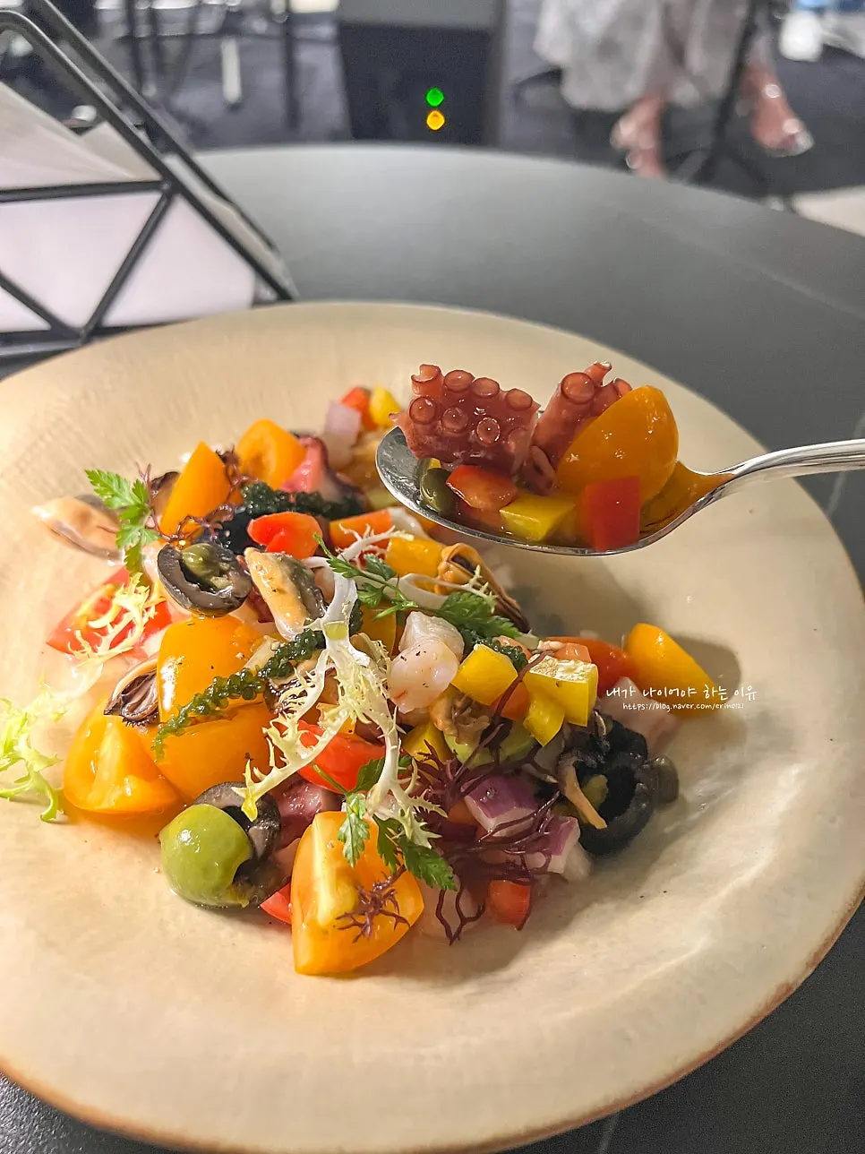 Primer plano de los vegetales y mariscos de la ensalada