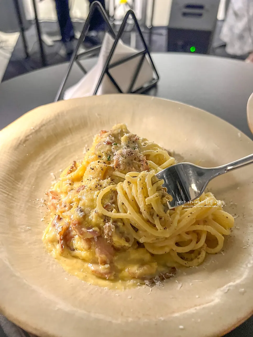 Carbonara con guanciale y queso pecorino por encima