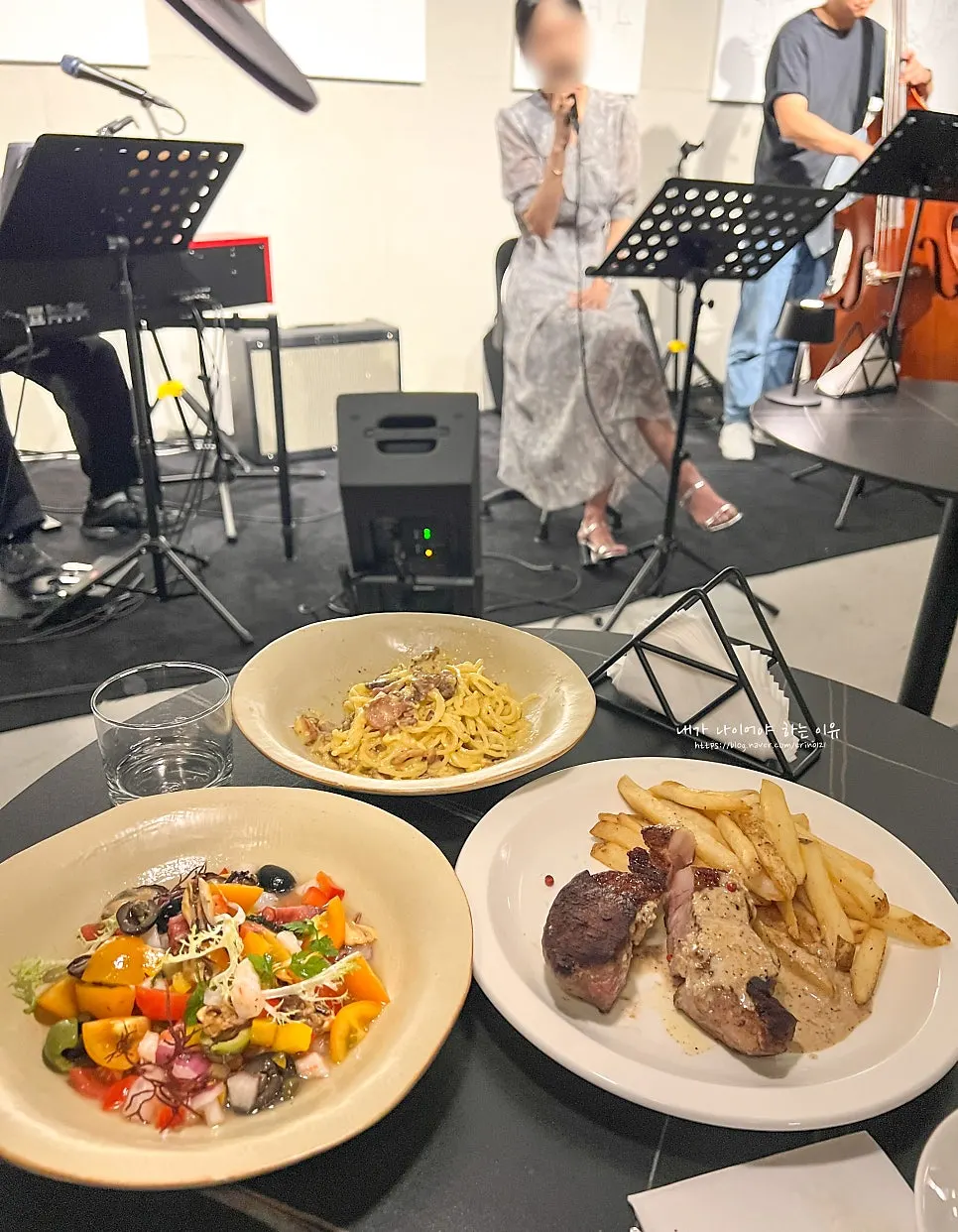 Levantando la pasta de la carbonara con el tenedor