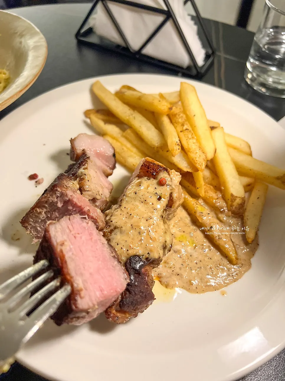 Corte del bistec de cerdo con la salsa