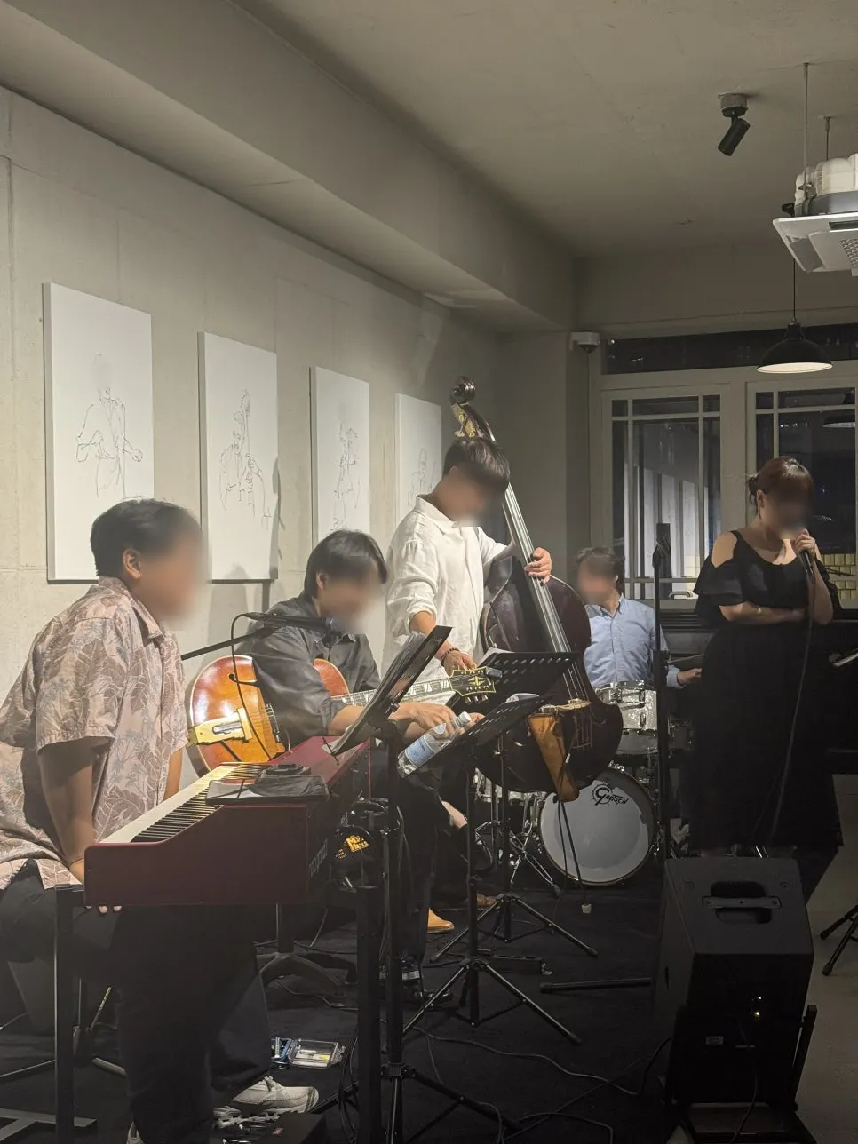 식사를 마친 알레그로 테이블과 무대