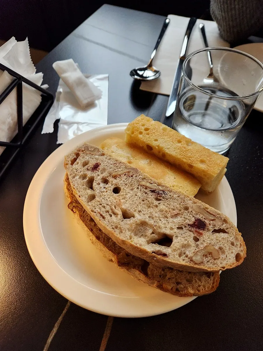 Pre-meal bread and the extra focaccia and ciabatta ordered