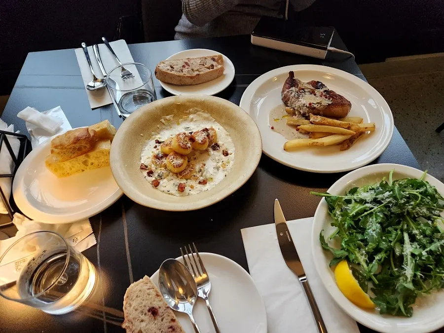 Date-like atmosphere at Allegro viewed while eating