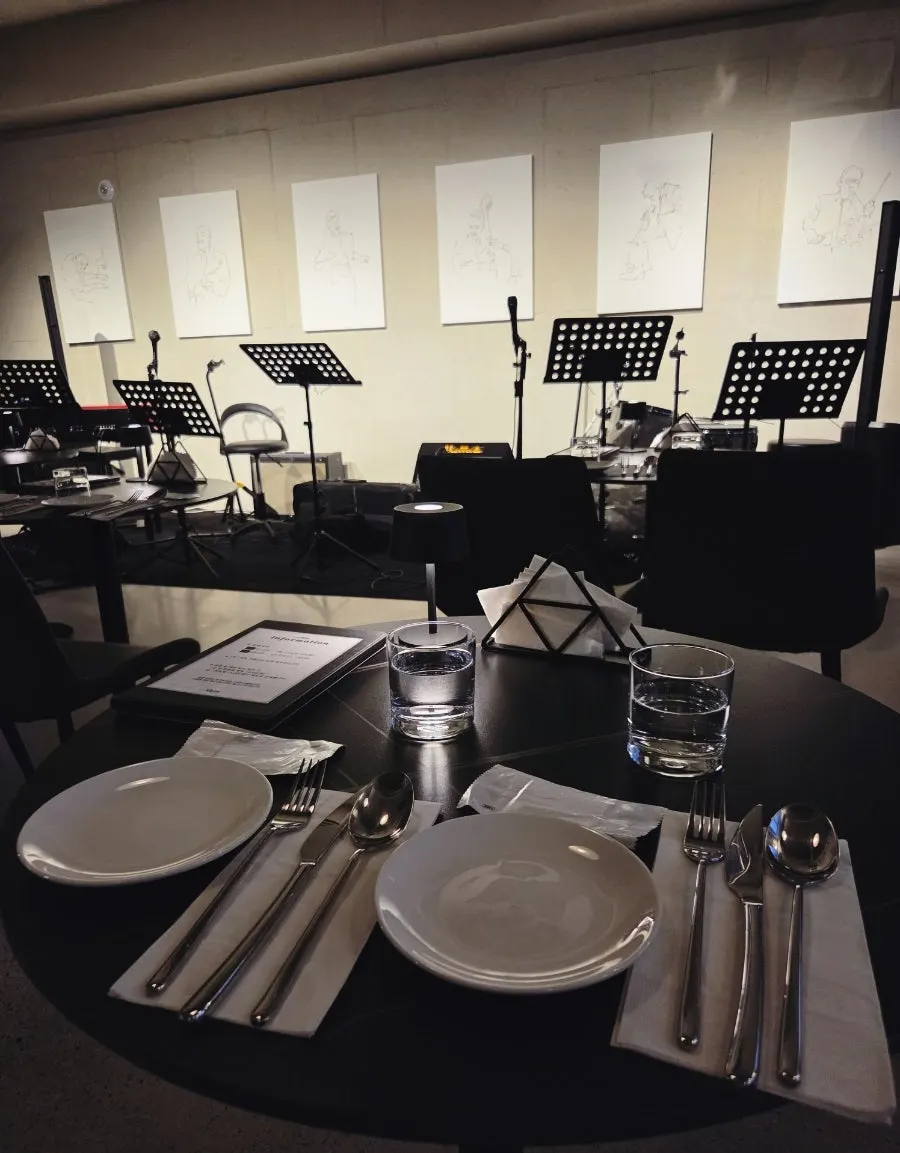 Allegro table with tablet ordering
