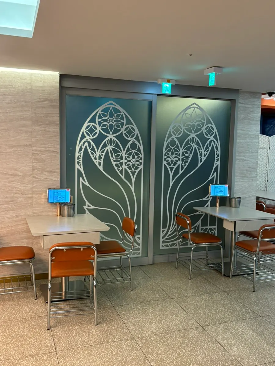 Interior space at Narae Jokbal on Songridan-gil