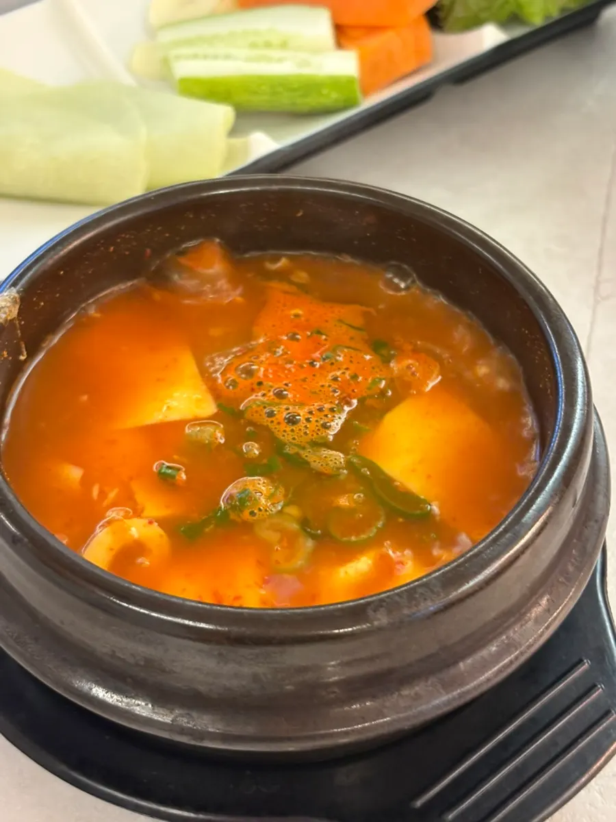 Side dishes and sauces served with jokbal